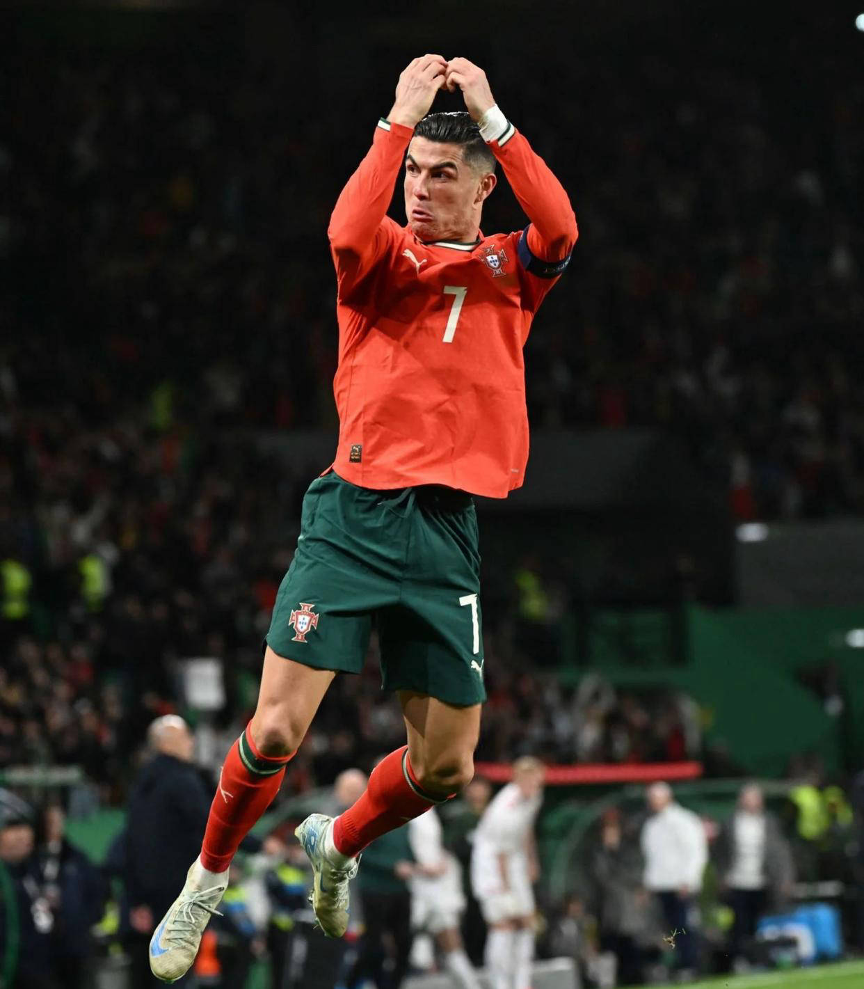 [NBA]东契奇弧顶转身突进 强起抛投2+1