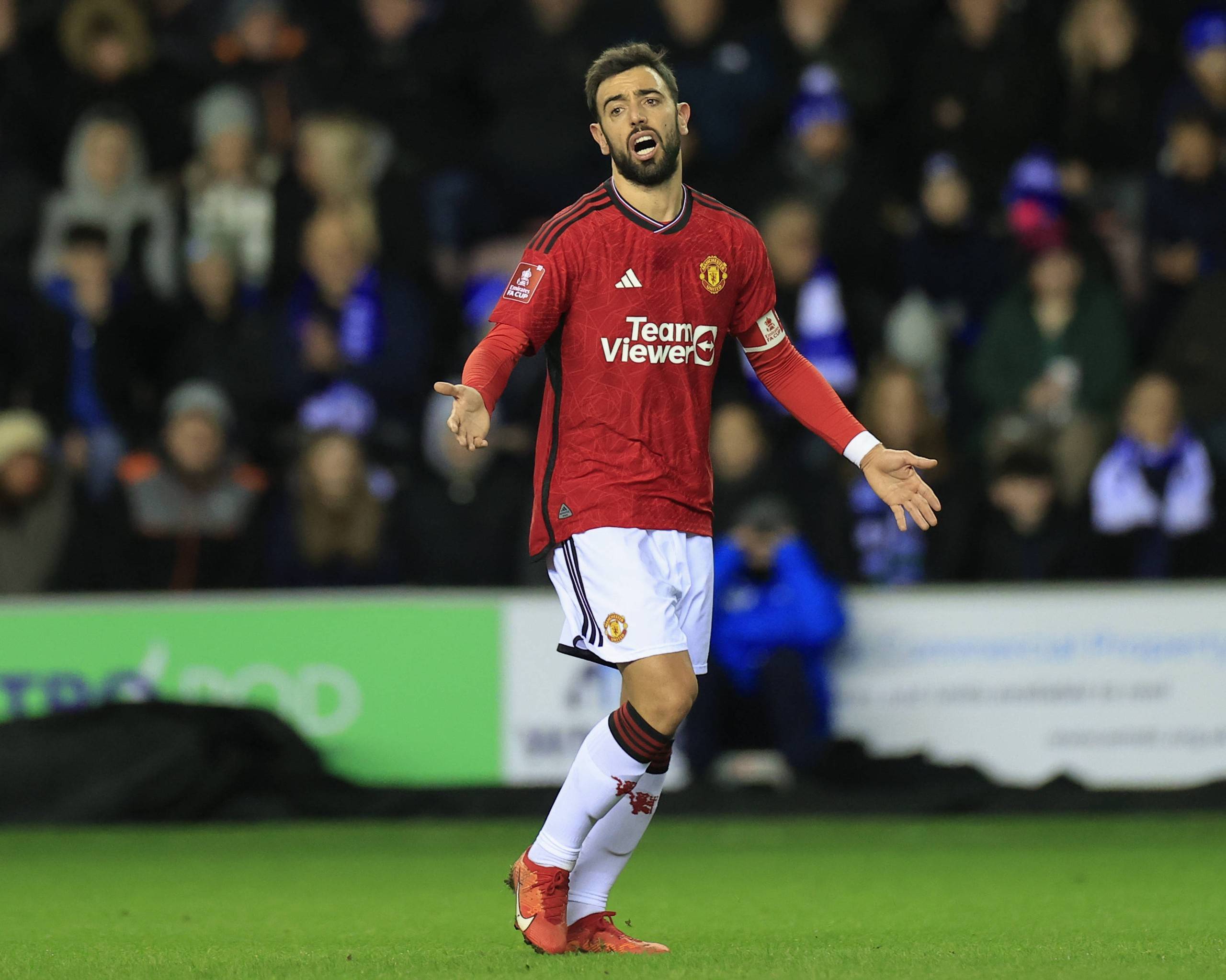 状态火热！洛夫顿首节6中5高效拿下12分 多次造成对手双大外犯规